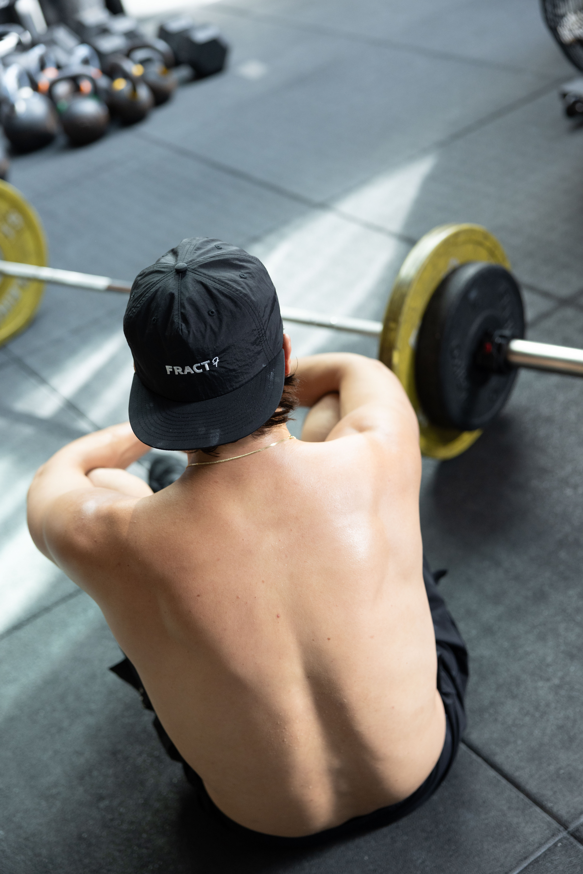 Man draagt Fract cap Ash Black tijdens training