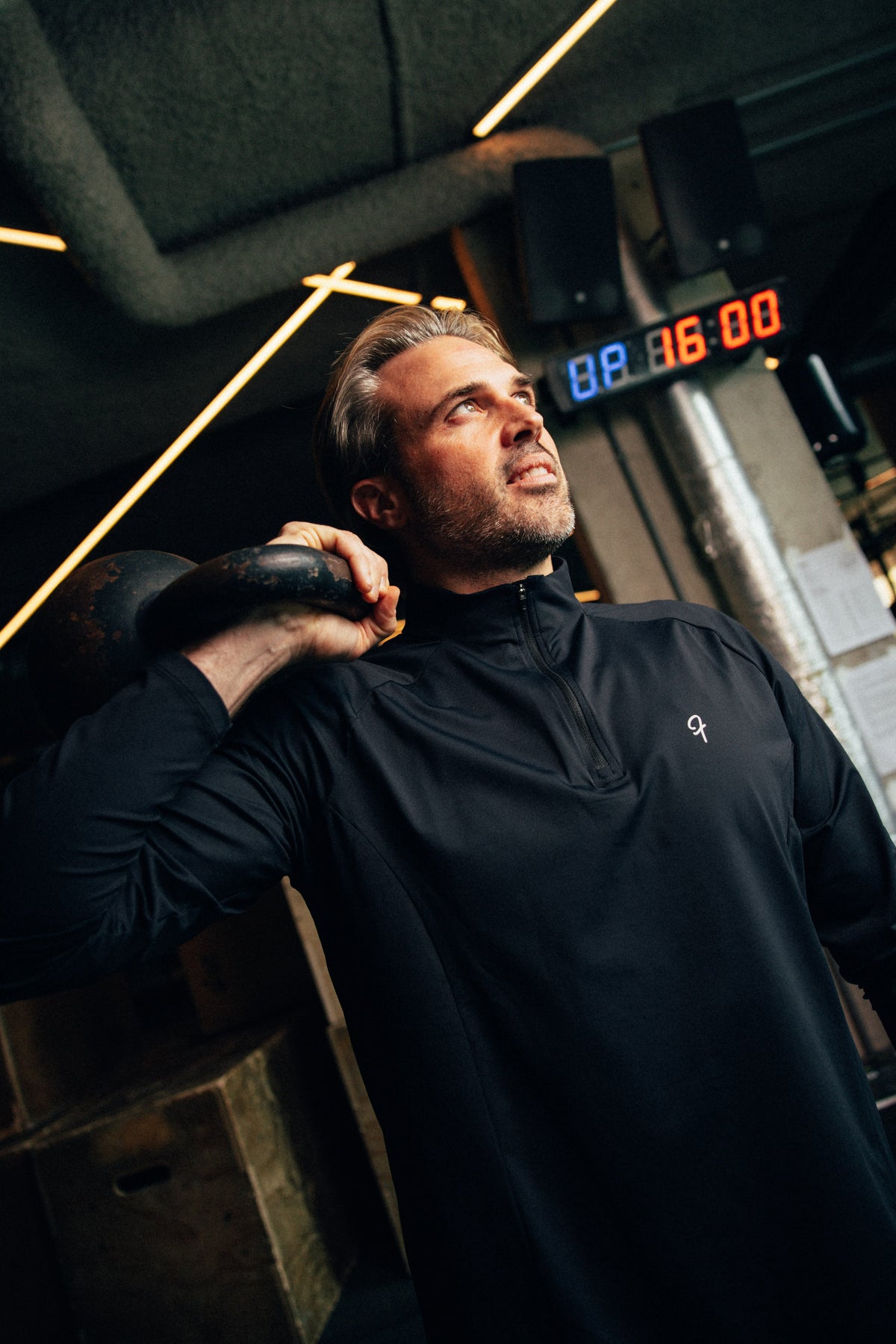 Man draagt Fract longsleeve Ash Black tijdens training